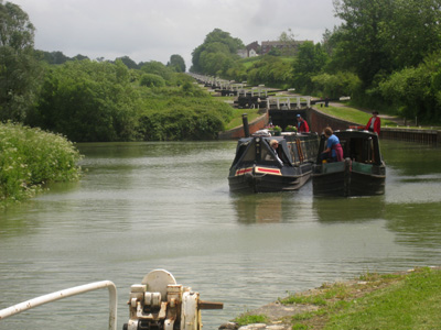 Stephen steers our boat Selwood away from the bottom of the Caen Hill locks